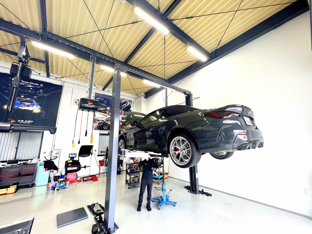 九州のBMW専門店スタディ福岡。
BMW4シリーズカブリオレG23-M440iXにリジカラお取付です!