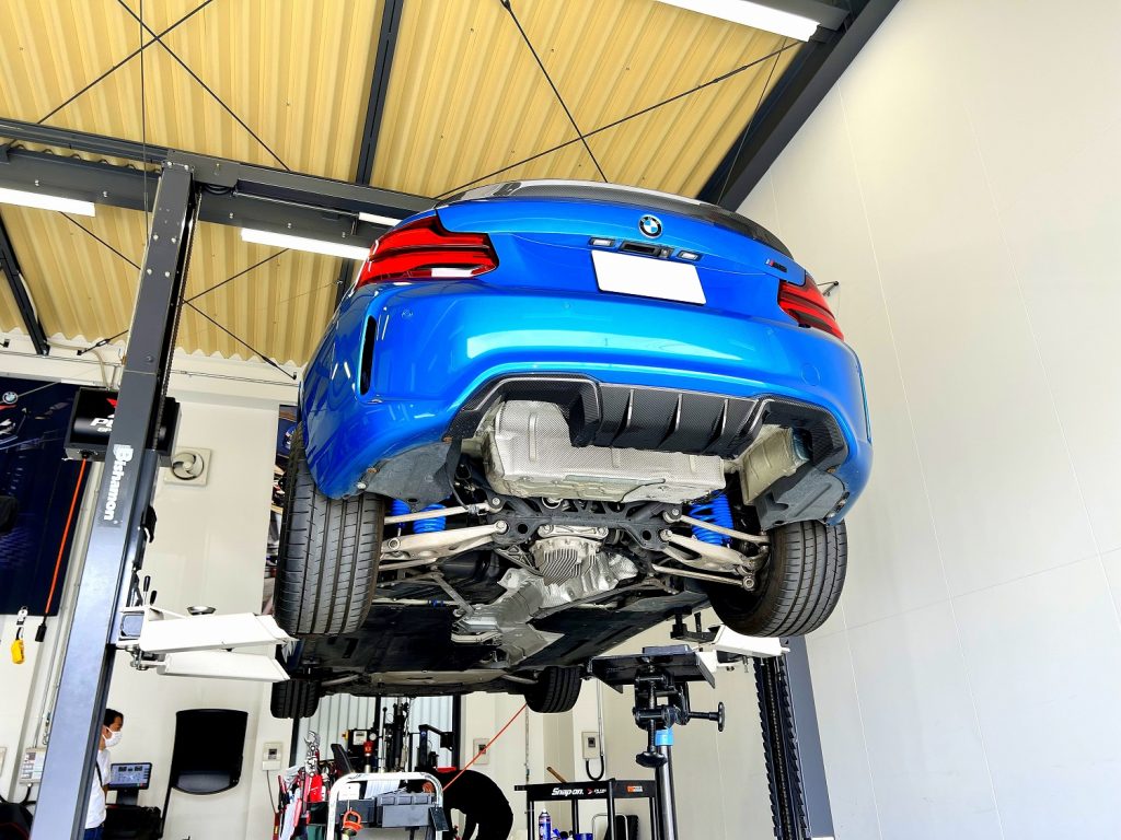 九州のBMW専門店スタディ福岡。
熊本県からご来店頂きまして、BMW_F87M2オーナー様の愛車にAKRAPOVICエキゾーストシステムとEVENTURIカーボンインテークをお取付ですッ!