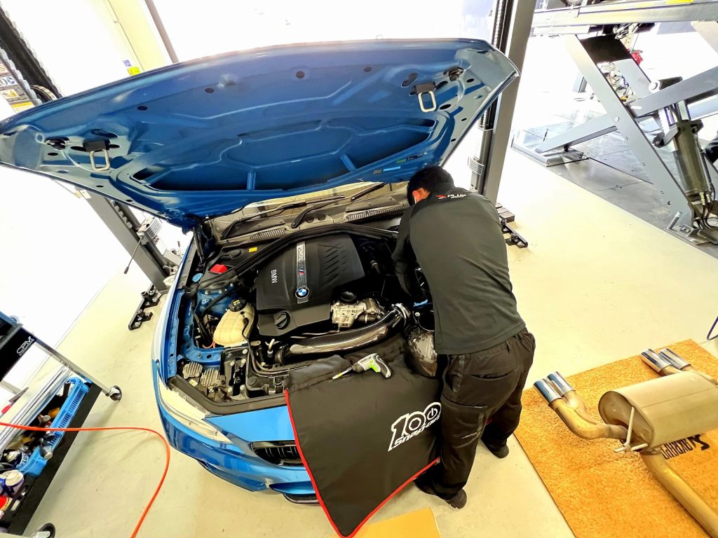 九州のBMW専門店スタディ福岡。
熊本県からご来店頂きまして、BMW_F87M2オーナー様の愛車にAKRAPOVICエキゾーストシステムとEVENTURIカーボンインテークをお取付ですッ!