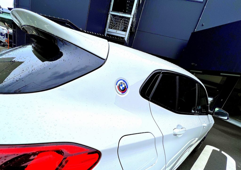 九州のBMW専門店スタディ福岡。BMWユーザー様から人気なM50THエンブレムをいっぱい交換させてもらってます(^^)