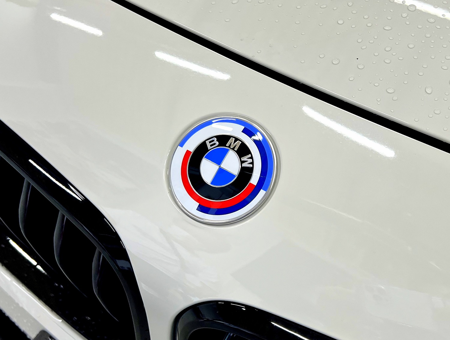BMWユーザー様から今大人気なM50周年エンブレムをいっぱい交換させて 