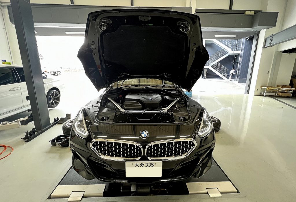 九州のBMW専門店スタディ福岡。BMW ZシリーズG29にBMW M PERFORMANCEパーツ取付です!BMW M 50周年記念エンブレムも交換です(^^)