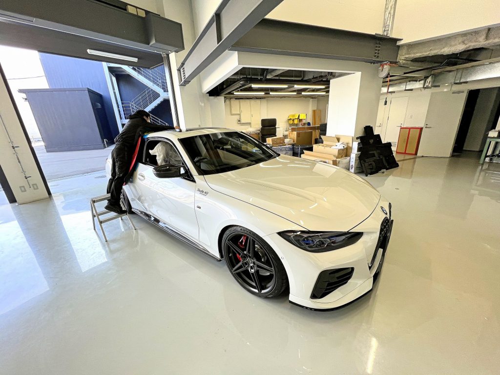 九州のBMW専門店スタディ福岡。BMW4シリーズG22にMパフォーマンスインテリアパーツなどカーボン素材とアルカンターラ素材を上手くミックスしました！