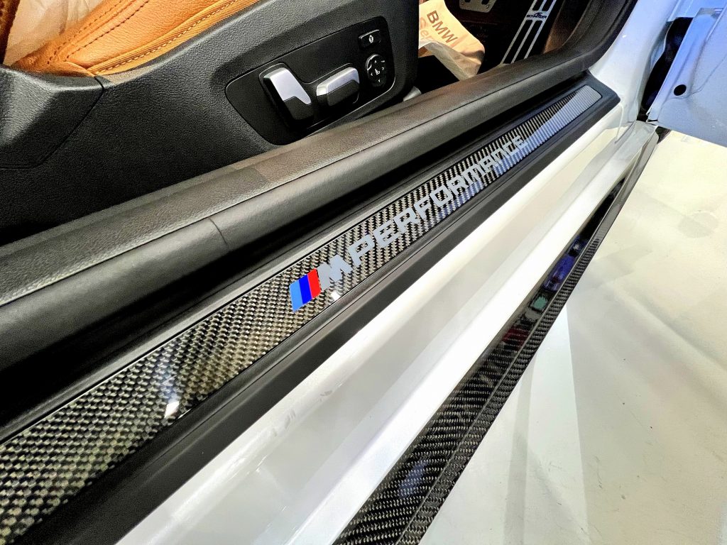 九州のBMW専門店スタディ福岡。BMW4シリーズG22にMパフォーマンスインテリアパーツなどカーボン素材とアルカンターラ素材を上手くミックスしました!
