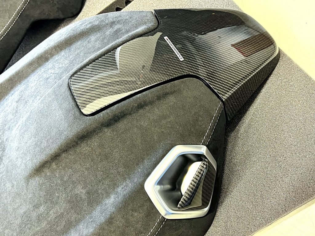 九州のBMW専門店スタディ福岡。BMW4シリーズG22にMパフォーマンスインテリアパーツなどカーボン素材とアルカンターラ素材を上手くミックスしました!