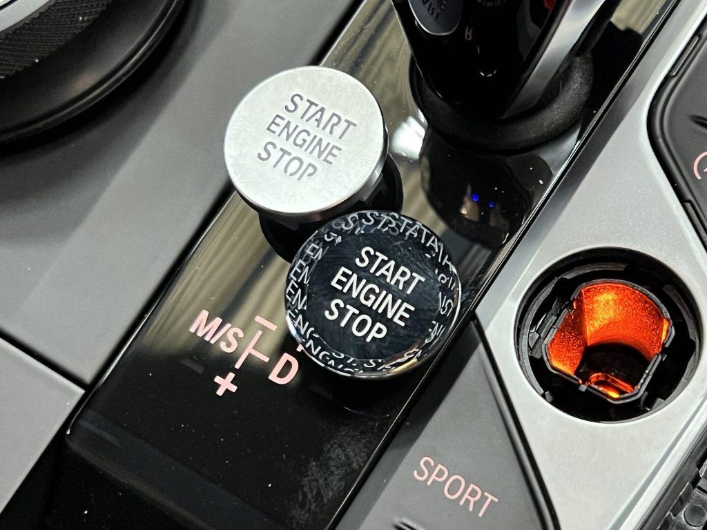 九州のBMW専門店スタディ福岡。BMW4シリーズG22にMパフォーマンスインテリアパーツなどカーボン素材とアルカンターラ素材を上手くミックスしました!