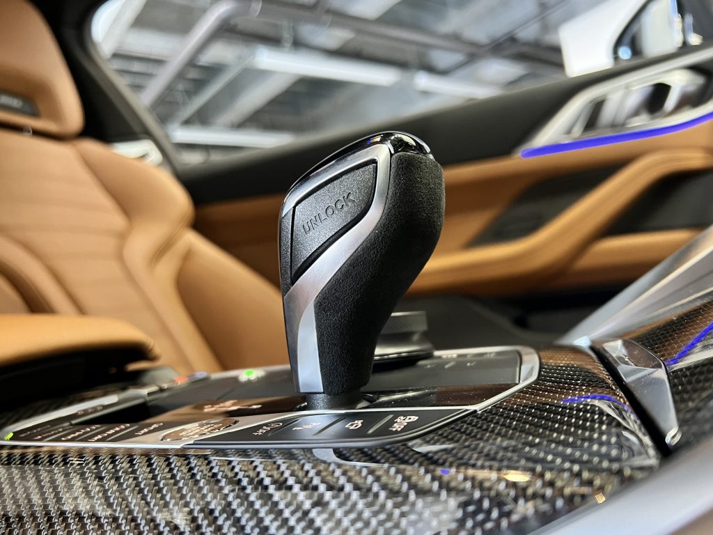 九州のBMW専門店スタディ福岡。BMW4シリーズG22にMパフォーマンスインテリアパーツなどカーボン素材とアルカンターラ素材を上手くミックスしました!