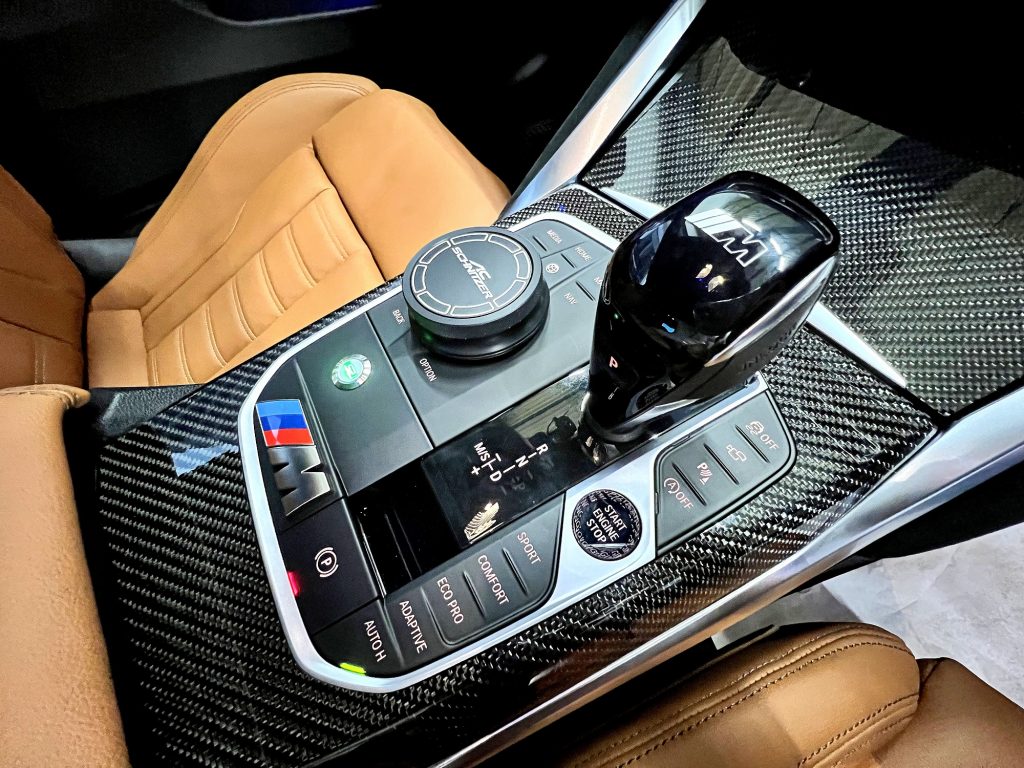 九州のBMW専門店スタディ福岡。BMW4シリーズG22にMパフォーマンスインテリアパーツなどカーボン素材とアルカンターラ素材を上手くミックスしました!