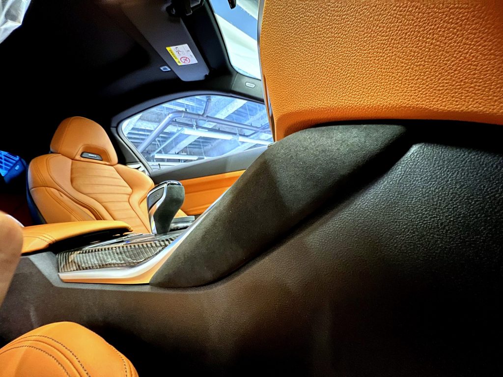 九州のBMW専門店スタディ福岡。BMW4シリーズG22にMパフォーマンスインテリアパーツなどカーボン素材とアルカンターラ素材を上手くミックスしました!