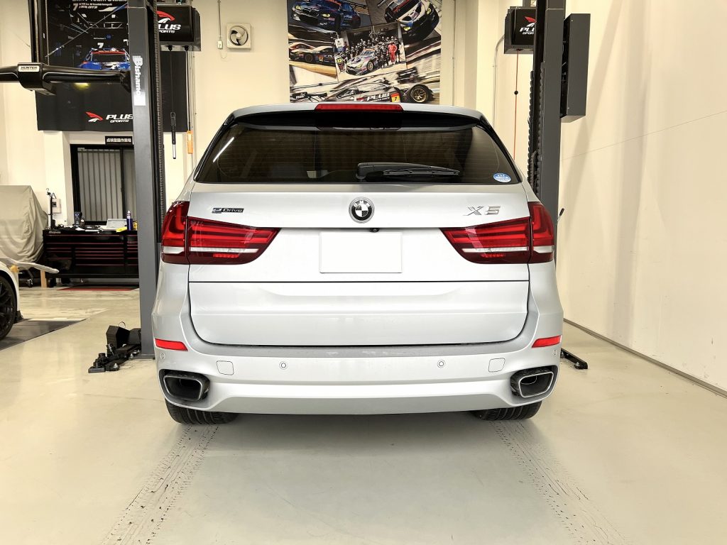 九州のBMW専門店スタディ福岡。
BMW_F15-X5_Mスポーツ車に、3DDesignカーボンリアディフューザー取付です!リアビューも大事なポイントです(^^)