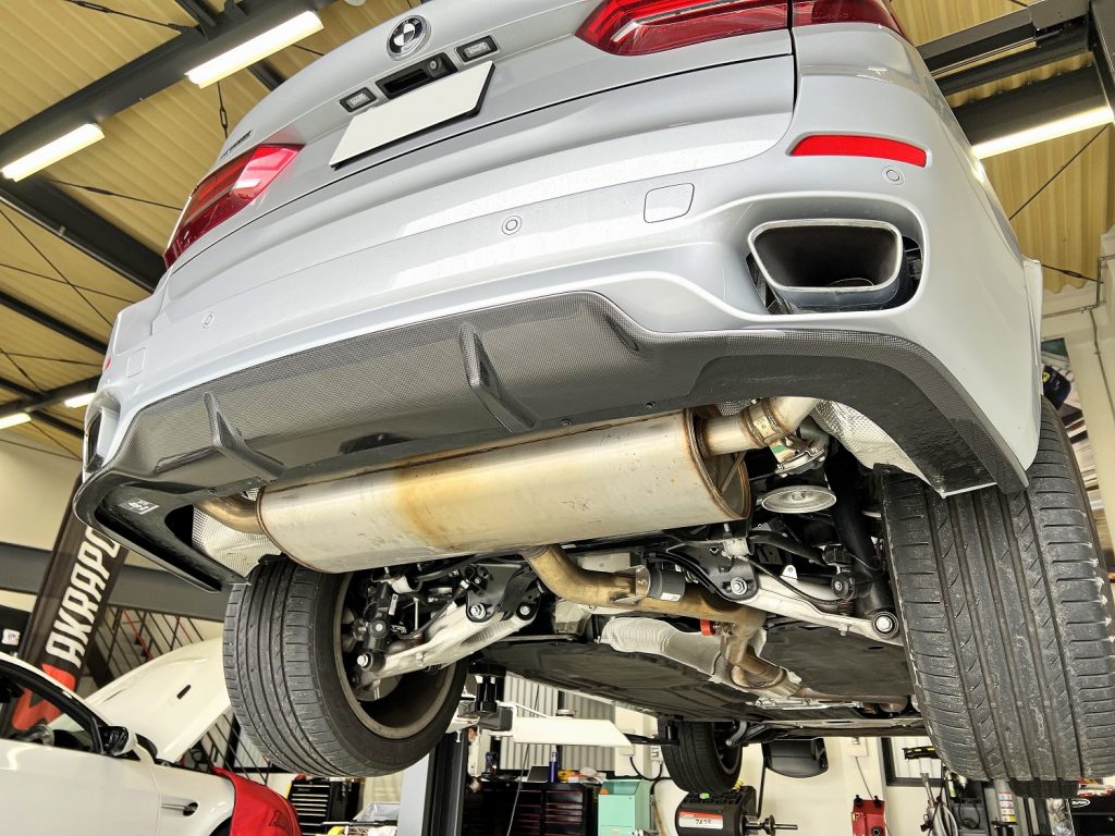 九州のBMW専門店スタディ福岡。
BMW_F15-X5_Mスポーツ車に、3DDesignカーボンリアディフューザー取付です!リアビューも大事なポイントです(^^)