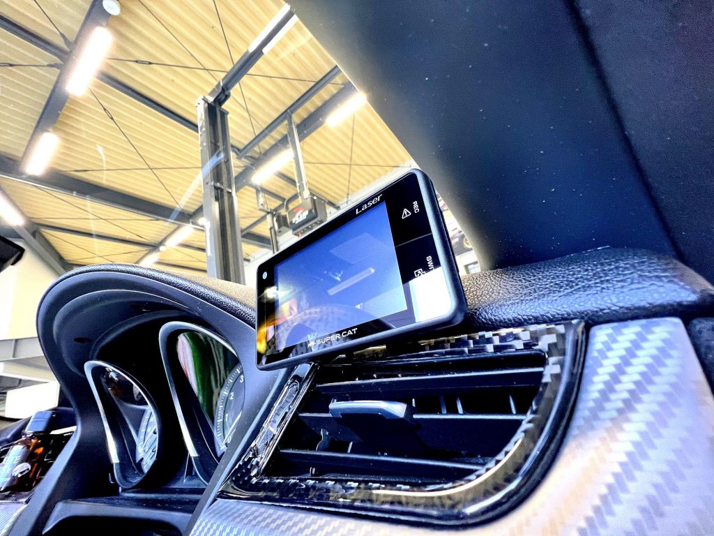 九州のBMW専門店スタディ福岡。BMWでレーダー、ドライブレコーダー取付ならスタディです!美しさを追求し拘り抜いた手法でインストールします!