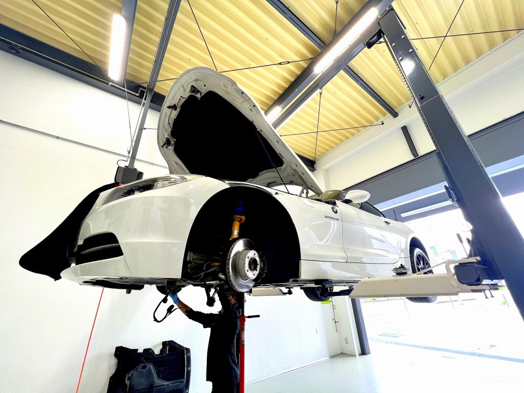 九州のBMW専門店スタディ福岡。
BMW_E89_Z4にBILSTEIN(ビルシュタイン)純正形状サスペンションキット交換です!