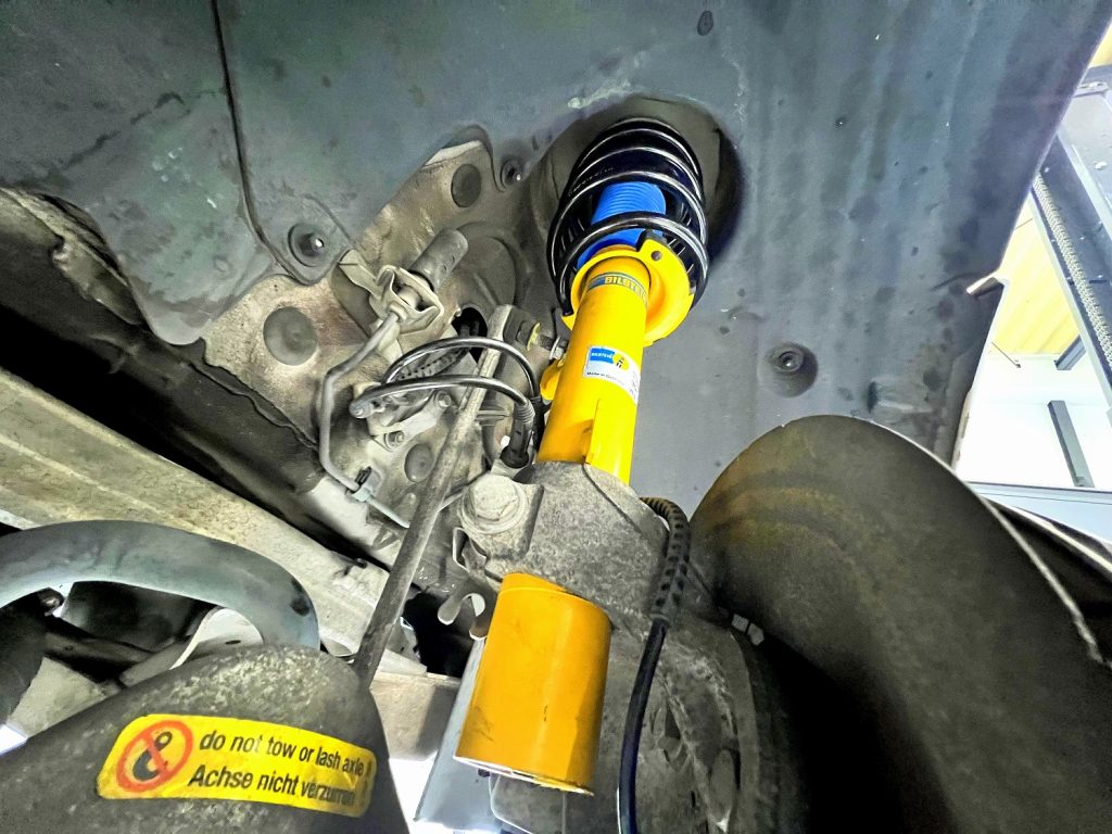 九州のBMW専門店スタディ福岡。
BMW_E89_Z4にBILSTEIN(ビルシュタイン)純正形状サスペンションキット交換です!