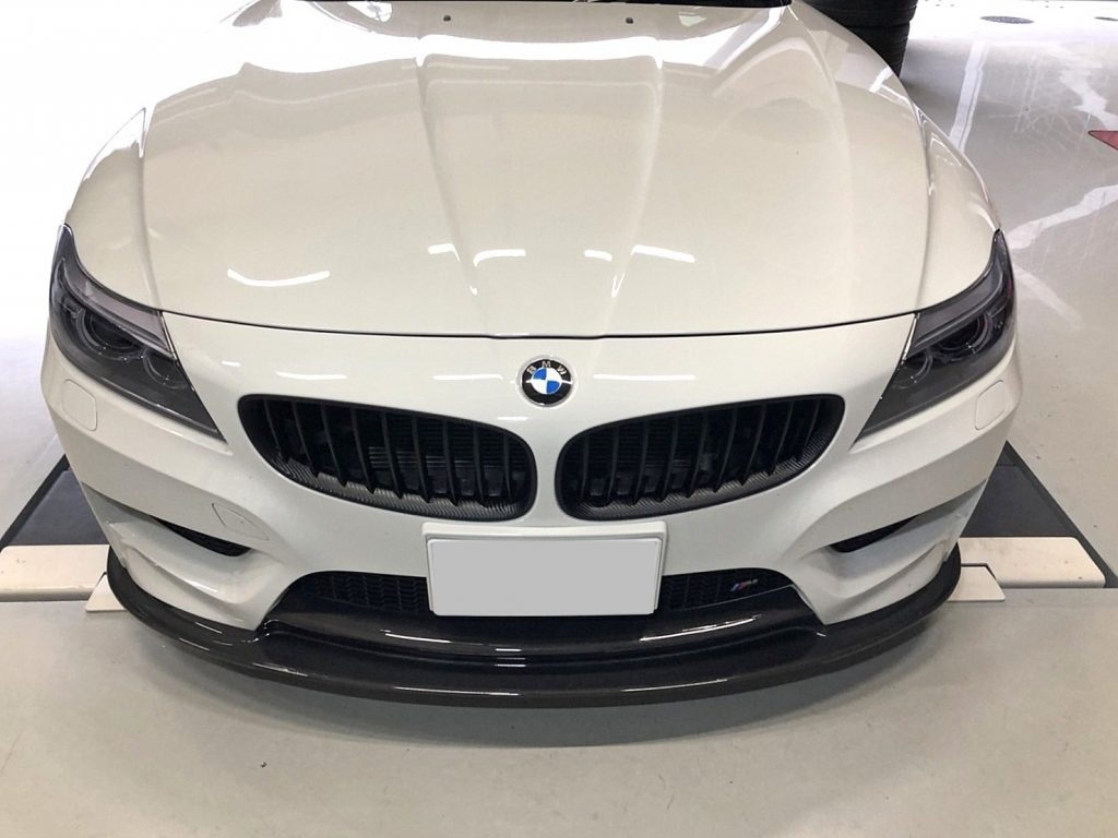 BMW専門店スタディ。福岡店でE89Z4に3DDesignカーボンエアロパーツ取付。とナンバー枠もボディ同色化です(^^)