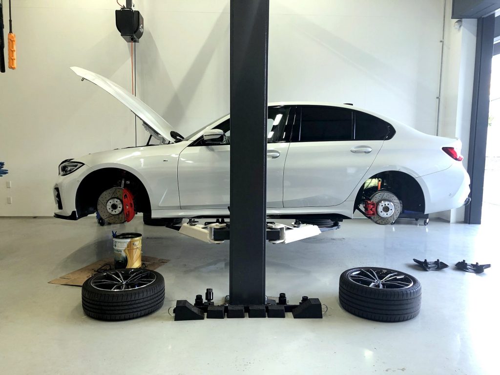 スタディ福岡にてBMW3シリーズG20にGruppeMステンレスメッシュブレーキホースに交換ですッ!