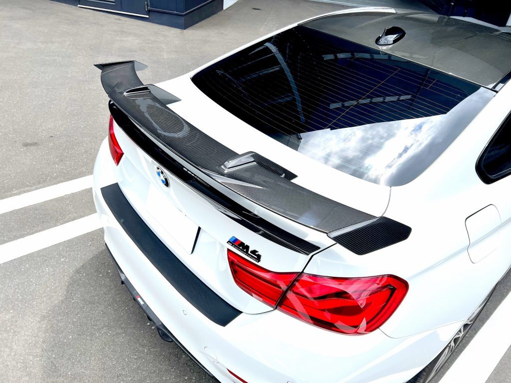 九州のBMW」専門店スタディ福岡。本日はBMWMPERFORMANCEパーツG82M4用カーボンリアウイングをF82M4に加工装着です!ムチャクチャイケてます!