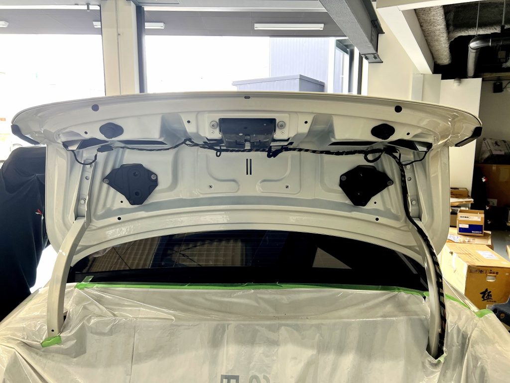 九州のBMW」専門店スタディ福岡。本日はBMWMPERFORMANCEパーツG82M4用カーボンリアウイングをF82M4に加工装着です!ムチャクチャイケてます!