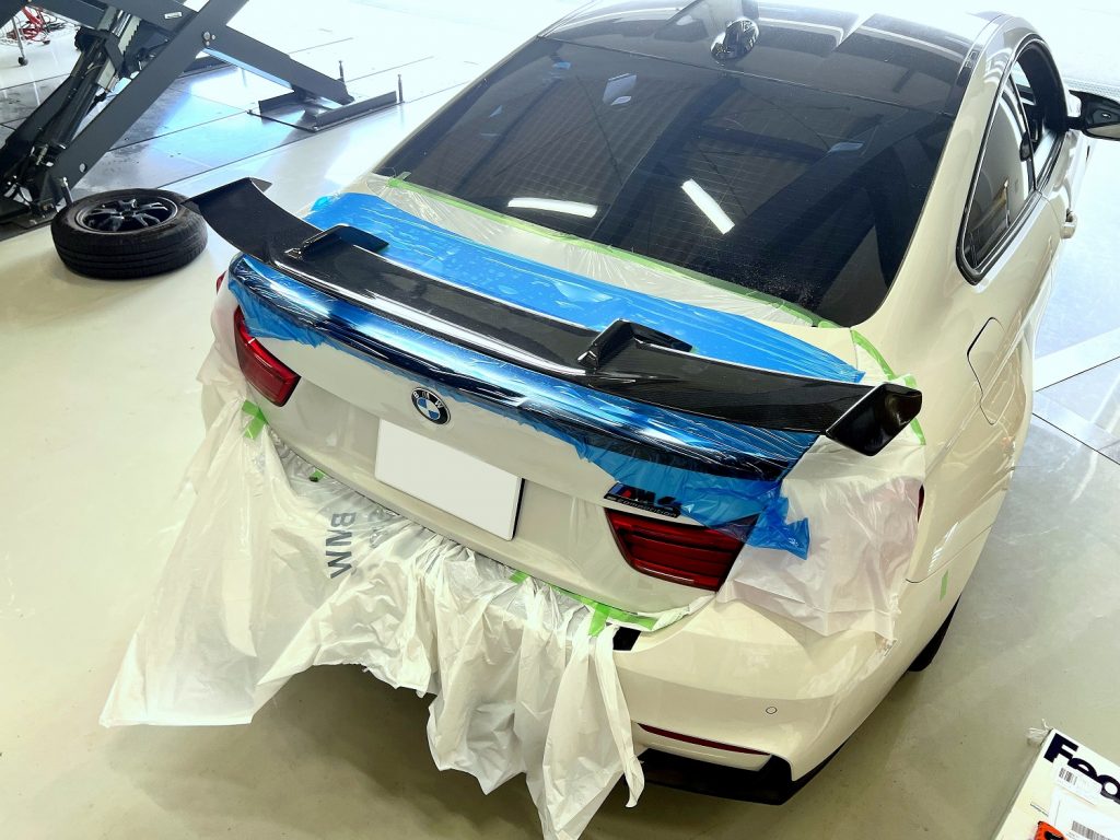九州のBMW」専門店スタディ福岡。本日はBMWMPERFORMANCEパーツG82M4用カーボンリアウイングをF82M4に加工装着です!ムチャクチャイケてます!
