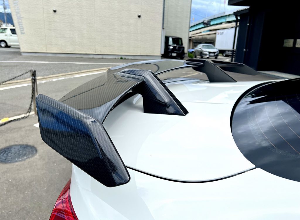 九州のBMW」専門店スタディ福岡。本日はBMWMPERFORMANCEパーツG82M4用カーボンリアウイングをF82M4に加工装着です!ムチャクチャイケてます!