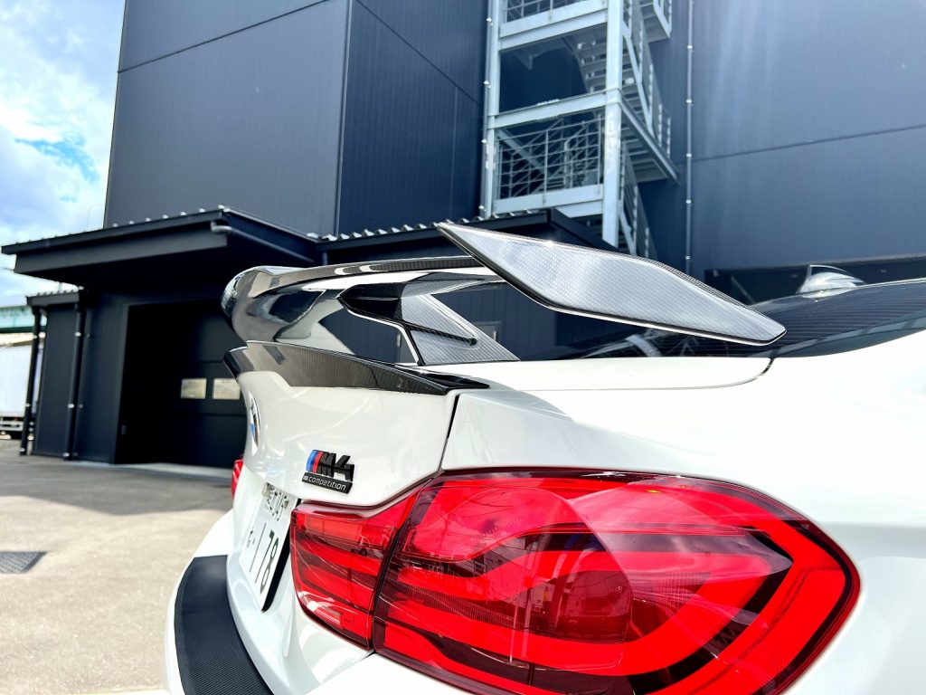 九州のBMW」専門店スタディ福岡。本日はBMWMPERFORMANCEパーツG82M4用カーボンリアウイングをF82M4に加工装着です!ムチャクチャイケてます!
