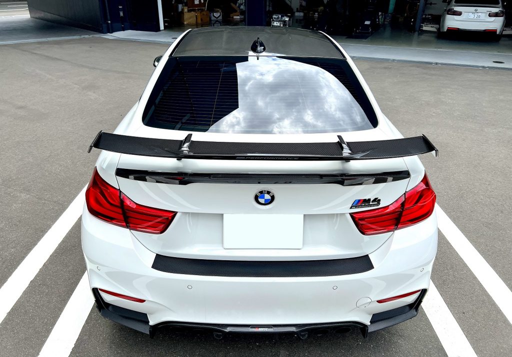 九州のBMW」専門店スタディ福岡。本日はBMWMPERFORMANCEパーツG82M4用カーボンリアウイングをF82M4に加工装着です!ムチャクチャイケてます!