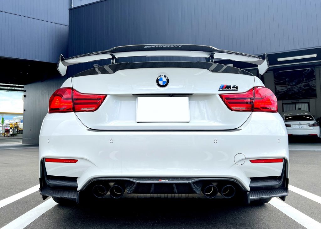 九州のBMW」専門店スタディ福岡。本日はBMWMPERFORMANCEパーツG82M4用カーボンリアウイングをF82M4に加工装着です!ムチャクチャイケてます!