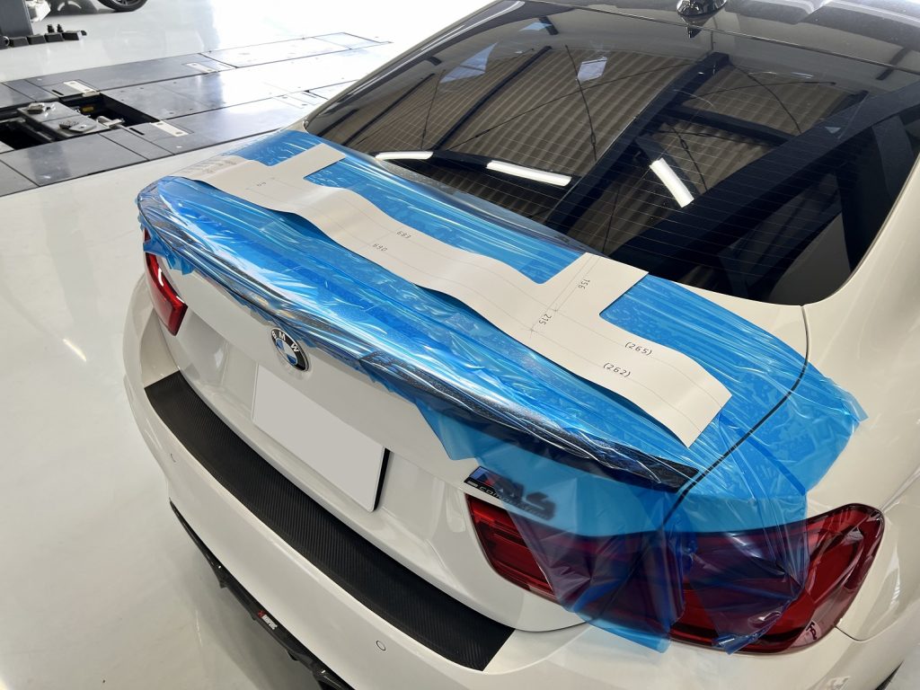九州のBMW」専門店スタディ福岡。本日はBMWMPERFORMANCEパーツG82M4用カーボンリアウイングをF82M4に加工装着です!ムチャクチャイケてます!