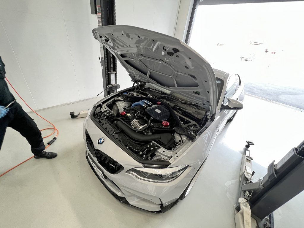 九州のBMW専門店スタディ福岡。BMWM2Competitionに吸気チューニングEVENTURIカーボンインテーク装着です！