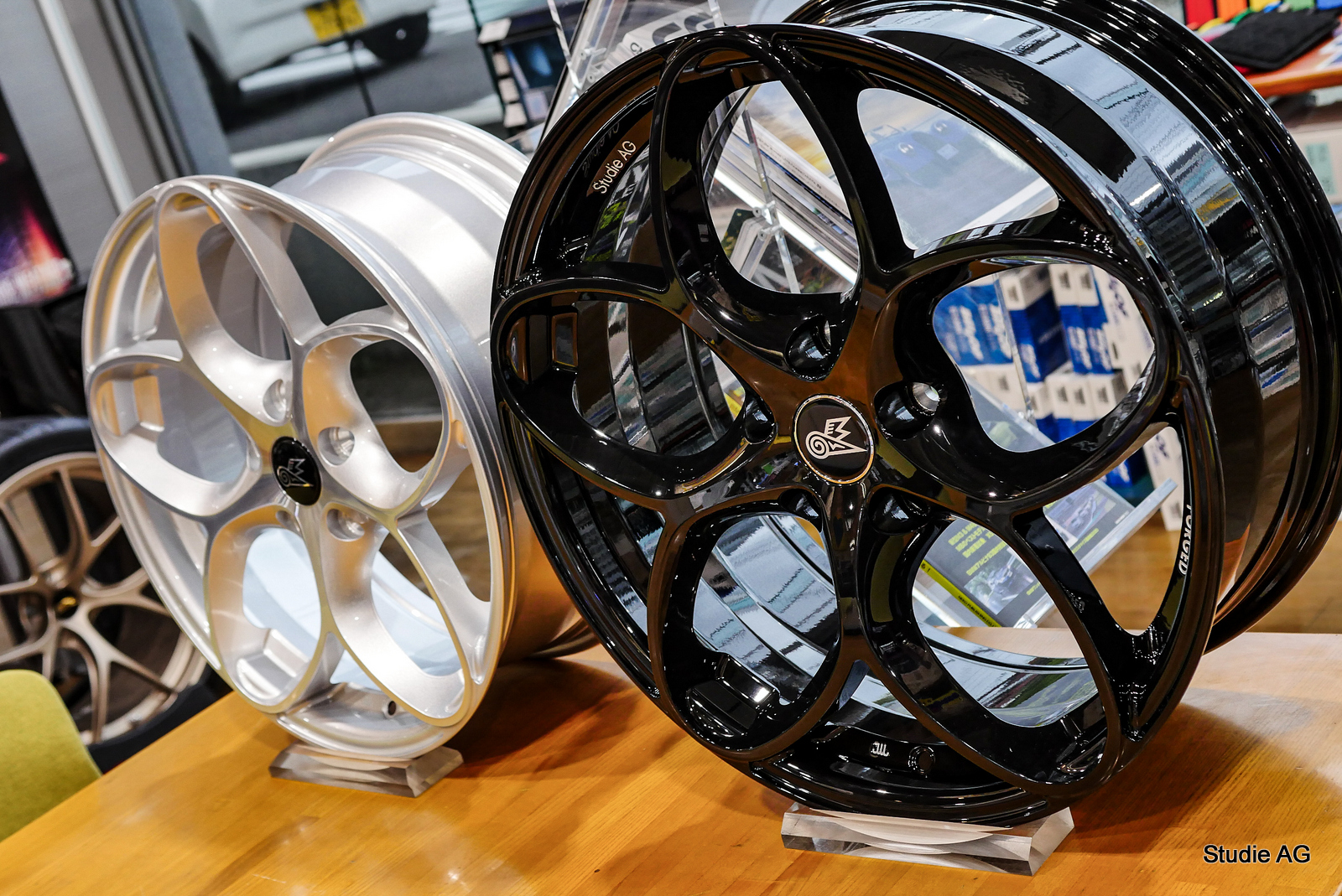 NewなStudie AGオリジナル鍛造WHEEL！StF04 18inch Singularity Black