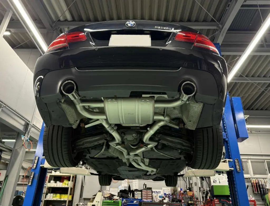 突き抜けるサウンド♪AKRAPOVICエキゾーストをBMW E92 335iへ