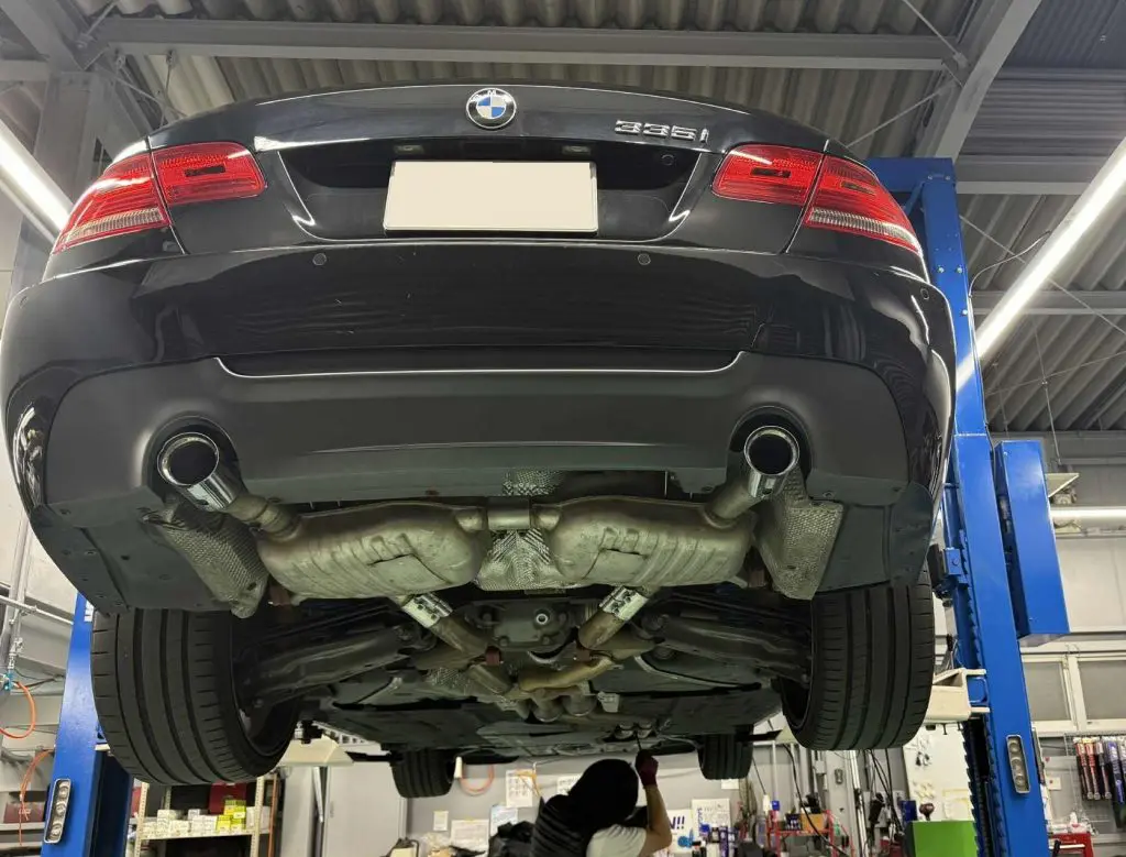 突き抜けるサウンド♪AKRAPOVICエキゾーストをBMW E92 335iへ