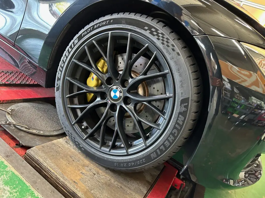 BMW F30 F31 Mスポーツ ミシュランパイロットスポーツレーヒエウ ミシュランPILOT SPORT 5をBMW F31 320dへ装着でございます