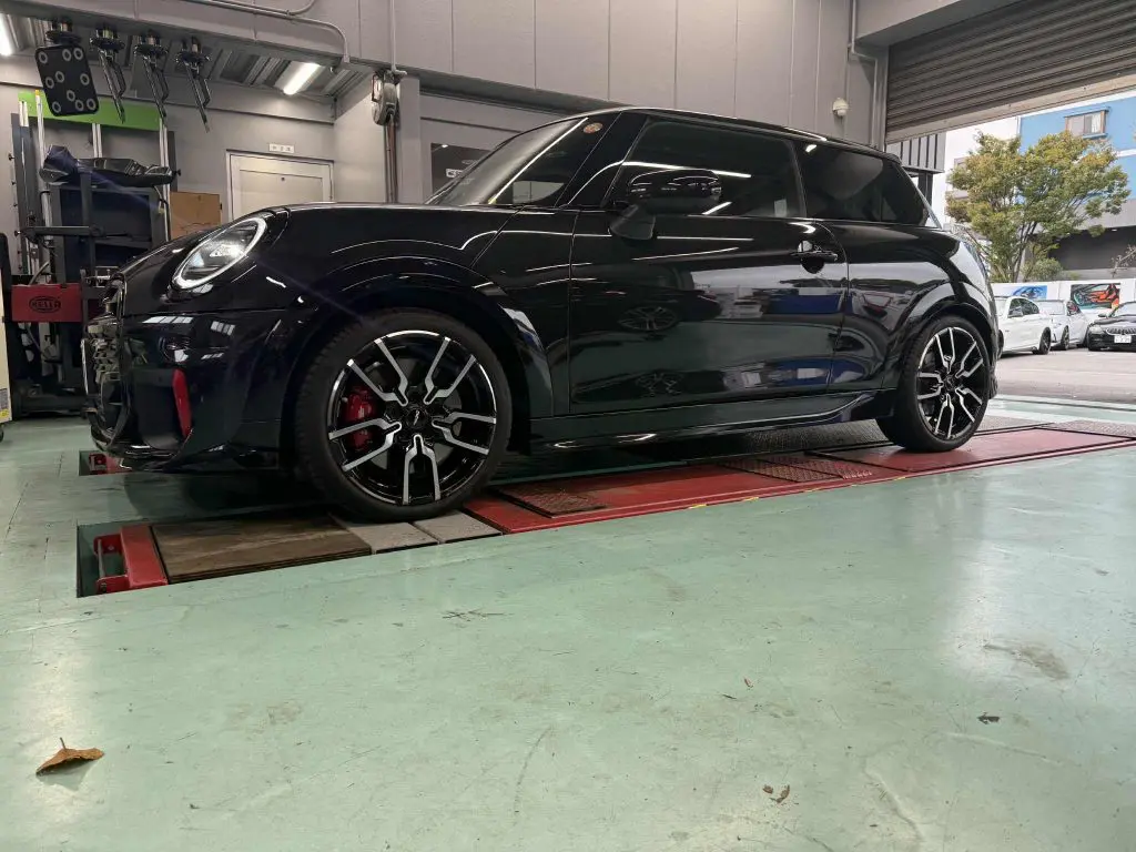 KW V3ClubSportsサスペンション&ADVAN GT BEYONDでMINI F66 JCWが