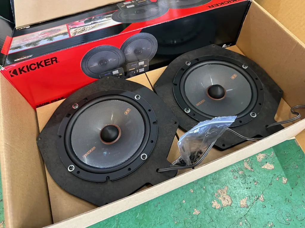  G20 純正HiFiスピーカー 7点セット ドライビングのお供にKICKER RedサウンドをBMW G20 320dXへ装着です(^_