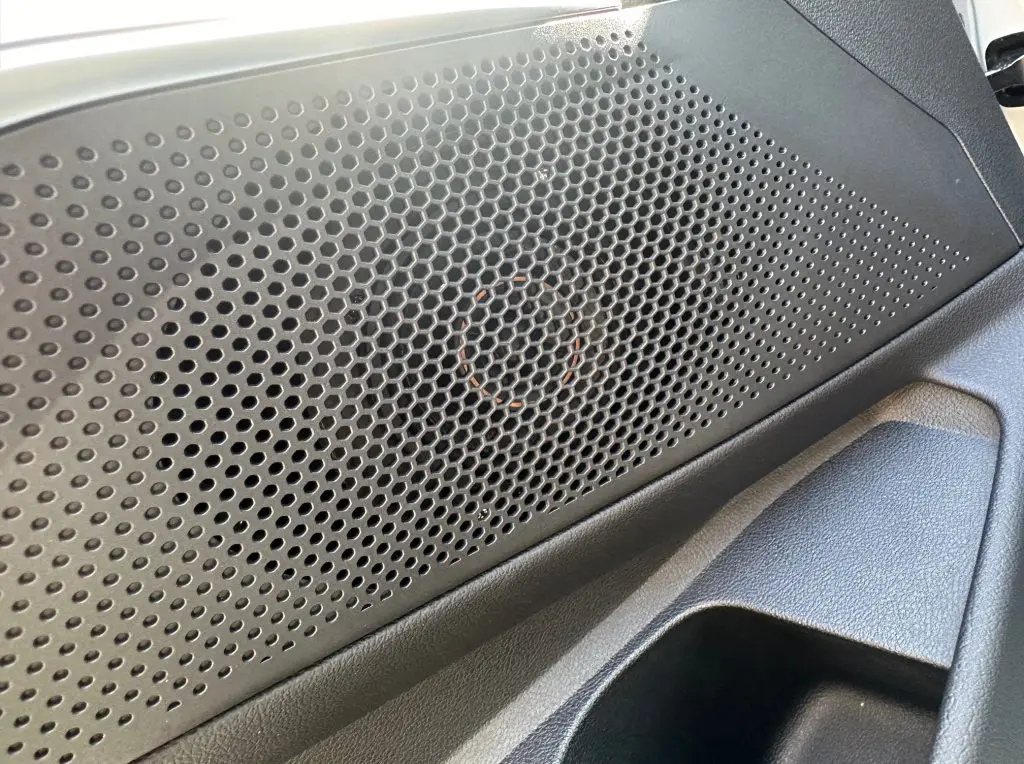 ドライビングのお供にKICKER RedサウンドをBMW G20 320dXへ装着です(^_