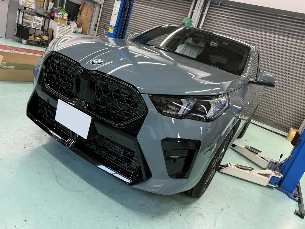 印象が大きく変わるキドニーグリルでBMW U10 X2 20iをCoolな顔つきに