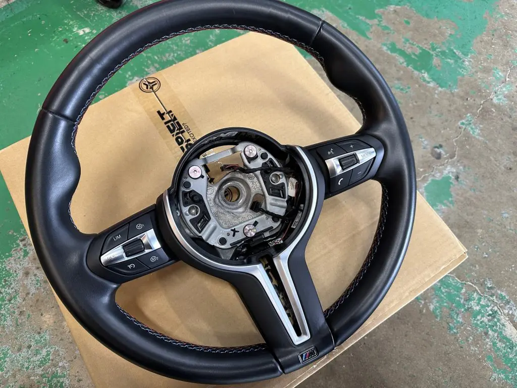 BMWのステアリングを素敵にリフレッシュは如何でしょうか(^_ 