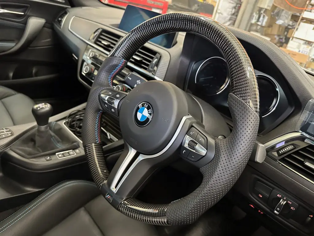 BMWのステアリングを素敵にリフレッシュは如何でしょうか(^_ 