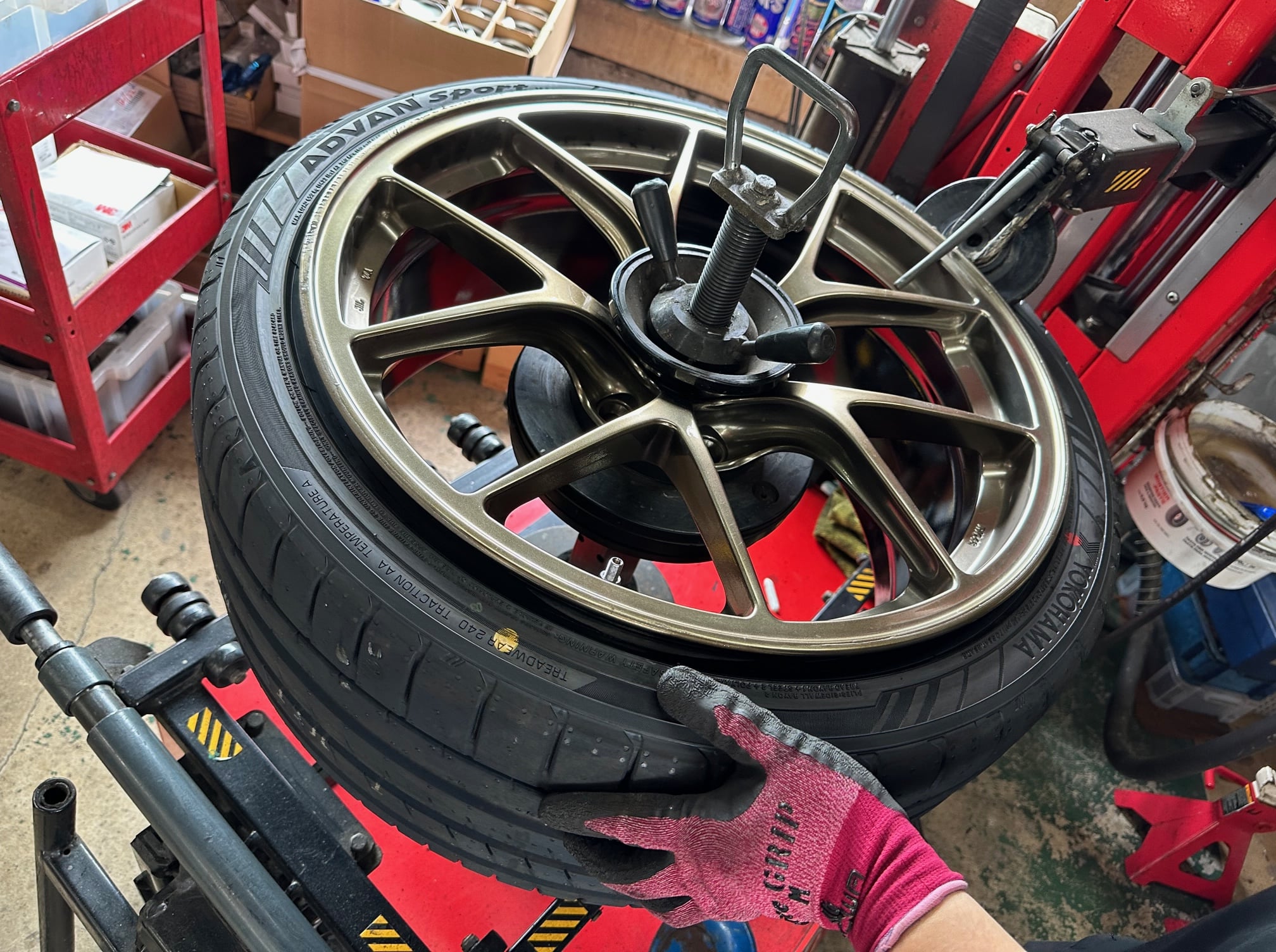 BMW F87LCI M2CompetitionにもYOKOHAMA ADVAN Sport V107であります(^_
