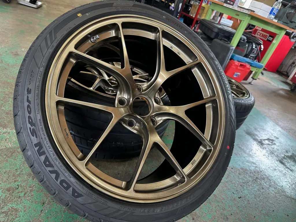 BMW F87LCI M2CompetitionにもYOKOHAMA ADVAN Sport V107であります(^_