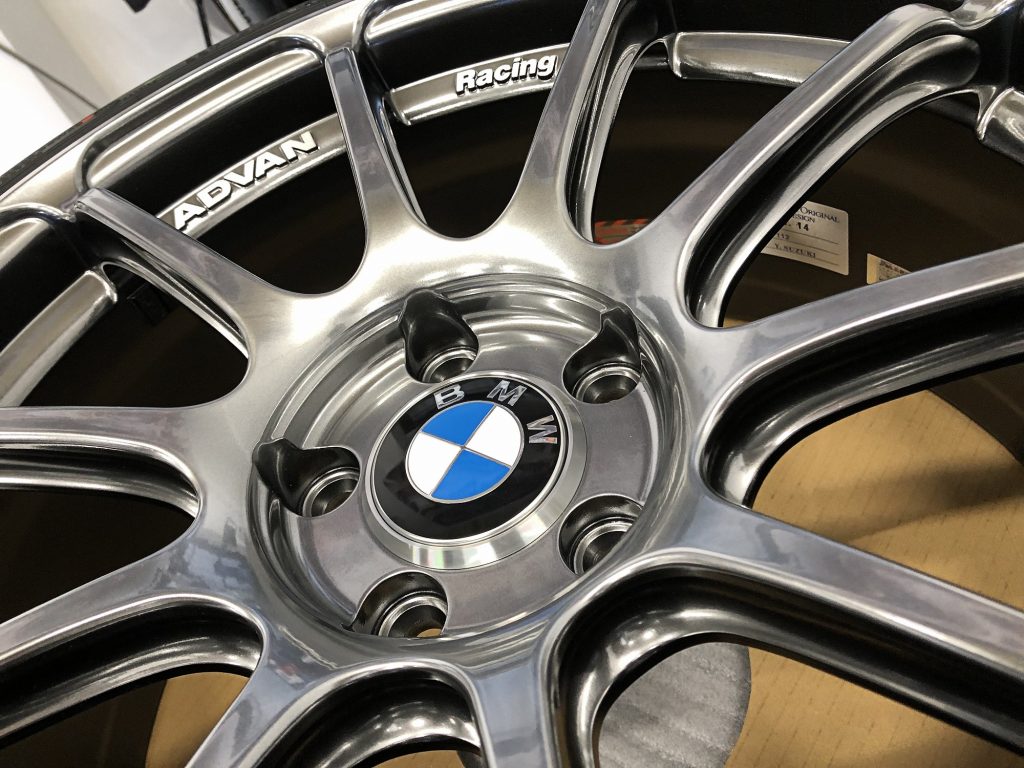 BMW3シリーズG20にADVANホイールRS3とADVANスポーツV105をセットで取付！BMWセンターキャップもキラリと輝いてます！