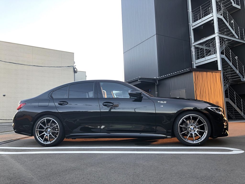 BMW3シリーズG20にADVANホイールRS3とADVANスポーツV105をセットで取付！BMWセンターキャップもキラリと輝いてます！