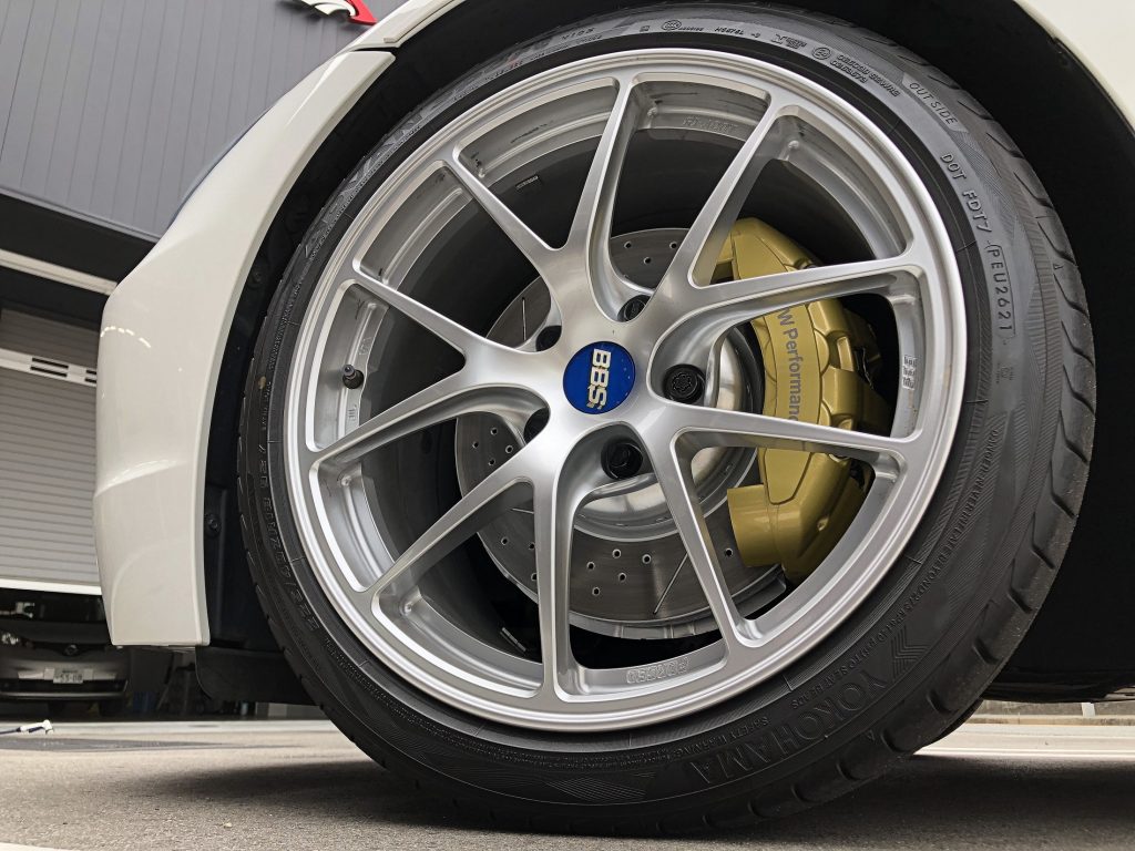 スタディ福岡BMWにBBSとBrembo製BMW_Performanceブレーキキットが良くお似合い。