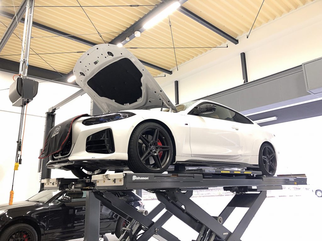 スタディ福岡でBMW_G22-M440iXにCPM露アレインフォースメントとCPMフロントエンドブレース取付です!