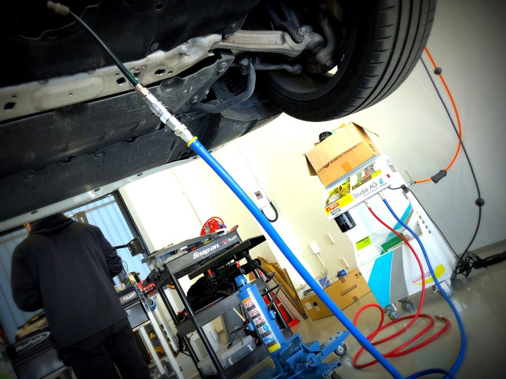 BMW専門店スタディ福岡にてエンジンオイル交換、エンジンクリーニング、レヴィテックの充填でエンジンをリフレッシュです♪