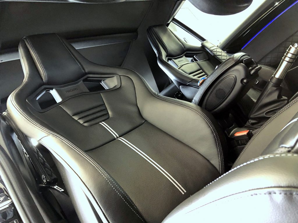 スタディ福岡にてBMWミニにRECAROクロスポーツスターを運転席&助手席にドッキングです!