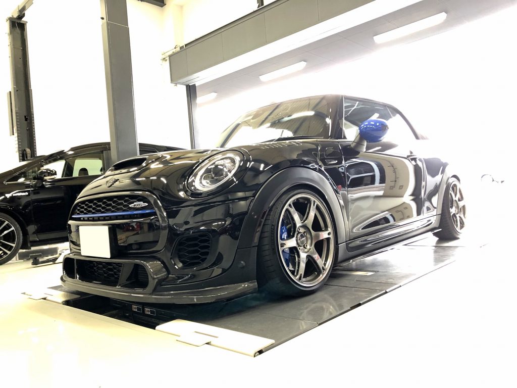 スタディ福岡にてBMWミニにRECAROクロスポーツスターを運転席&助手席にドッキングです!