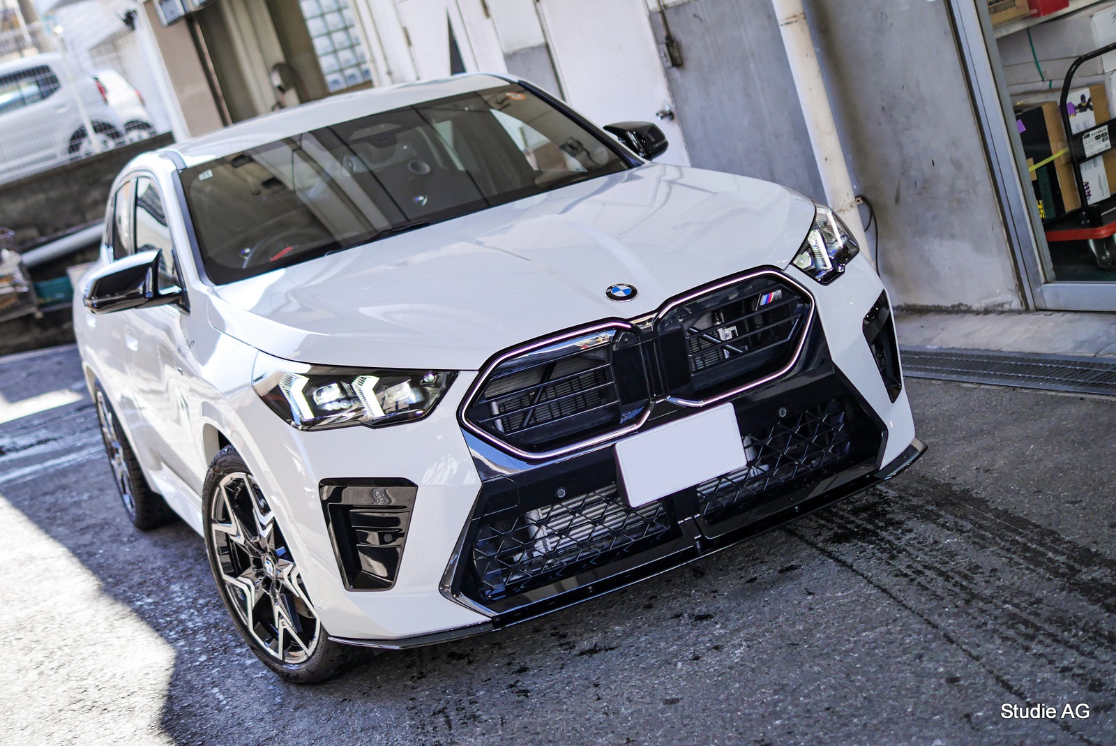 人気グイグイなBMW U10 X2の車高を下げてLIP付けると…こんなにCool 