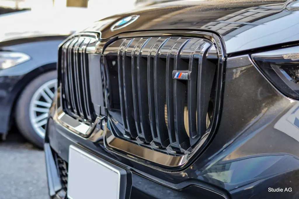 M35用Parts流用でBMW U11 X1 20dxのキドニーグリルをブラック化